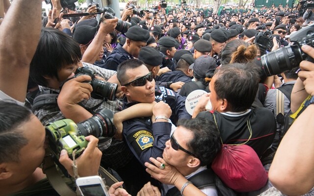 Demonstrators clash with police in front of Thammasat University on the fourth anniversary of the military junta’s coup d‘état.