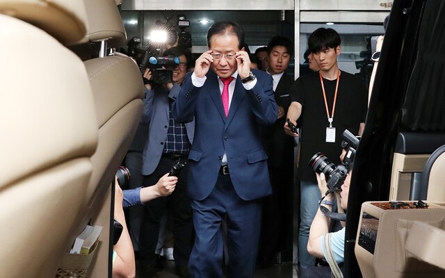 6월14일 사퇴 의사를 밝히고 당사를 떠나는 홍준표 자유한국당 대표.