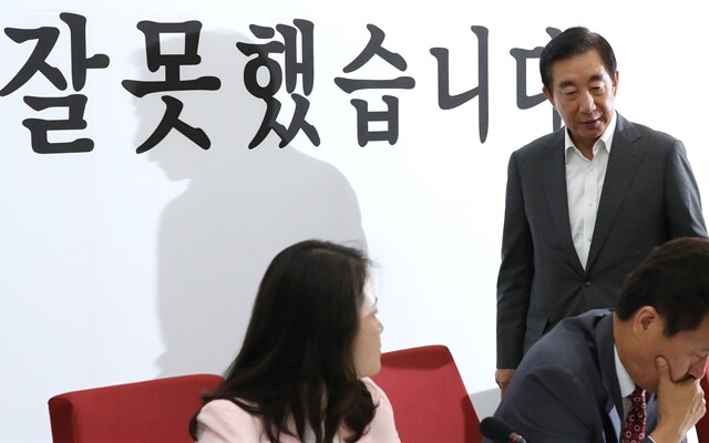 6월18일 당 수습 방안을 발표하기 위해 기자회견장에 들어오는 김성태 원내대표.