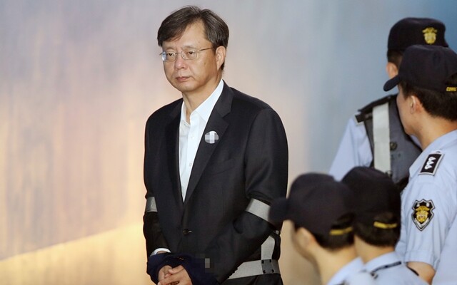 지난 6월20일 우병우 전 청와대 민정수석이 서울고법에서 열린 항소심 공판에 출석하고 있다. 연합뉴스