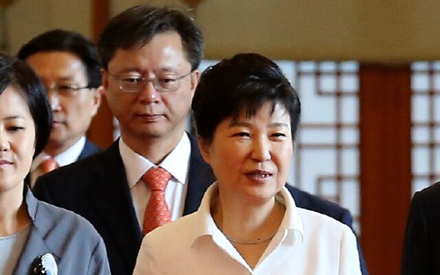 2016년 9월13일 우병우 전 민정수석이 박근혜 전 대통령과 청와대 행사장으로 가고 있다. 청와대사진기자단