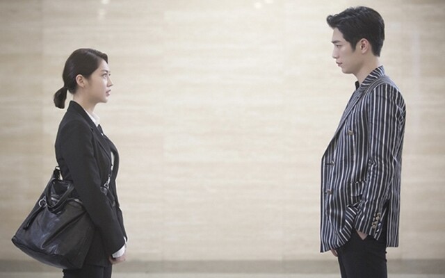 배우 서강준(오른쪽)은 드라마 <너도 인간이니?>에서 인간과 로봇으로 1인 2역을 했다. KBS 제공