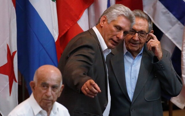 ‘쿠바 혁명, 어디로 가야 하는가?’ 미겔 디아스카넬 신임 쿠바 국가평의회 의장(가운데)이 7월17일 아바나에서 열린 상파울루 포럼 폐막식장에서 전임자인 라울 카스트로 공산당 제1서기(오른쪽)와 이야기하고 있다. REUTERS 연합뉴스