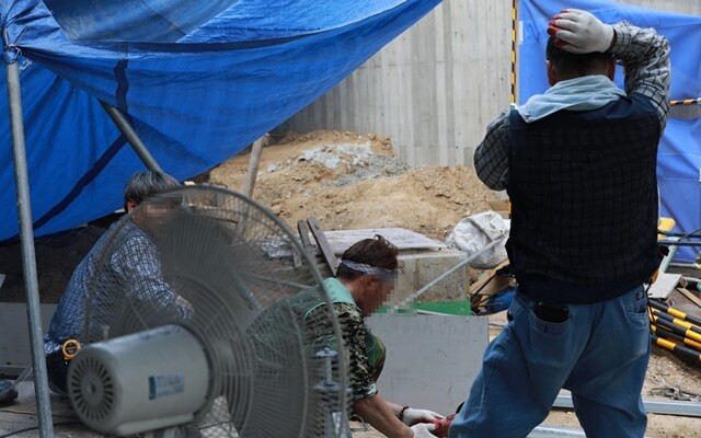 폭염이 이어진 7월31일 서울 서대문구의 한 아파트 공사 현장에서 건설 노동자들이 구슬땀을 흘리며 일하고 있다 류우종 기자