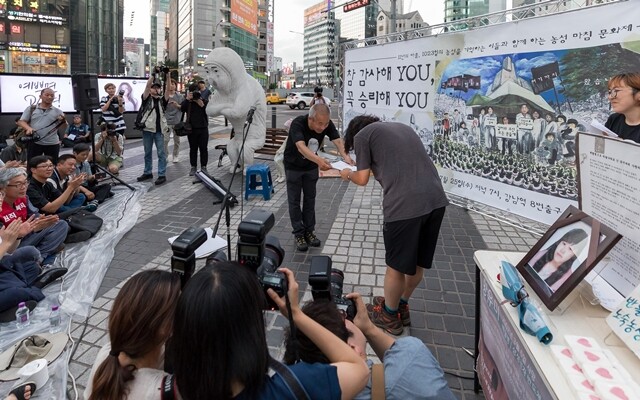 7월25일 반올림 농성장 해단식. 황상기 반올림 대표가 한 참가자에게 ‘최고의 연대상’을 주고 있다. 박승화 기자