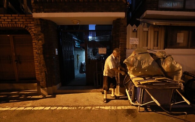 7월31일 인천시 남동구에서 혼자 사는 노인이 덜 뜨거운 밤시간을 이용해 폐지 등을 리어카에 싣고 있다. 류우종 기자