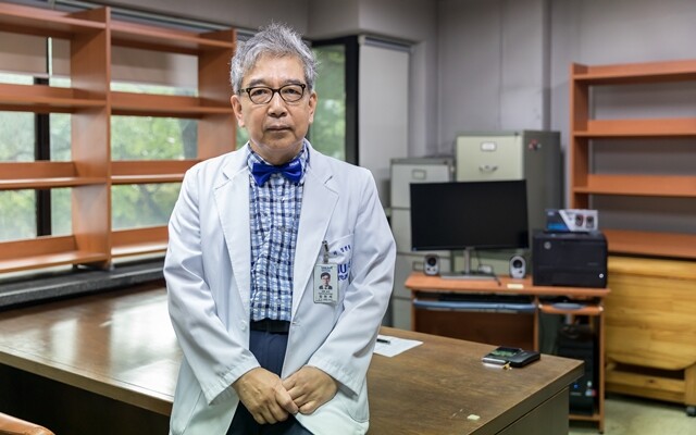 ‘죽음학 전도사’ 서울대 의대 정현채 교수가 8월 말 퇴직을 앞두고 짐을 정리하고 있다. 정 교수의 짐을 뺀 ‘간연구소’의 내부가 한산하다. 