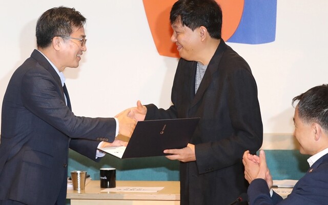 김동연 경제부총리 겸 기획재정부 장관(왼쪽)이 8월2일 오전 서울 중구 위워크 서울역점에서 열린 혁신성장 관계장관회의에서 이재웅 혁신성장본부 민간공동본부장에게 위촉장을 주고 있다. 한겨레 박종식 기자