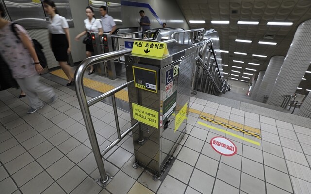 지하철 1·5호선 신길역 환승 구간에 설치된 장애인 휠체어 리프트 김진수 기자