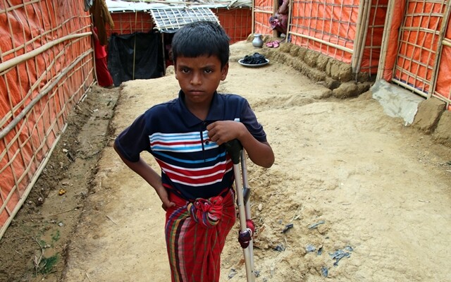 방글라데시 콕스바자르 난민캠프에 사는 로힝야(로힝자) 난민 소년 아지즈(8·가명)가 목발을 짚고 서 있다. 아지즈는 지난해 미얀마 라카인주에서 벌어진 로힝야 학살 때 군부의 총에 맞아 왼쪽 다리를 잃었다. 세이브더칠드런 제공