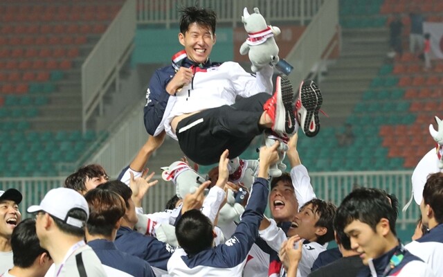 축구 국가대표팀 선수들이 9월1일(현지시각) ‘2018 아시안게임’에서 금메달을 확정지은 뒤 손흥민 선수를 헹가래 치고 있다. 한겨레 백소아 기자