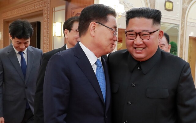 김정은 북한 국무위원장(오른쪽)이 9월5일 문재인 대통령의 특별사절 자격으로 방북한 정의용 청와대 국가안보실장과 귀엣말을 나누며 환하게 웃고 있다. 청와대 제공