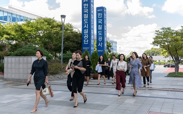 대전역에서 내린 해고 승무원들이 대전 본사 건물로 향하고 있다. 이들은 이날 해고 이후 처음으로 대전 본사 문턱을 넘었다.