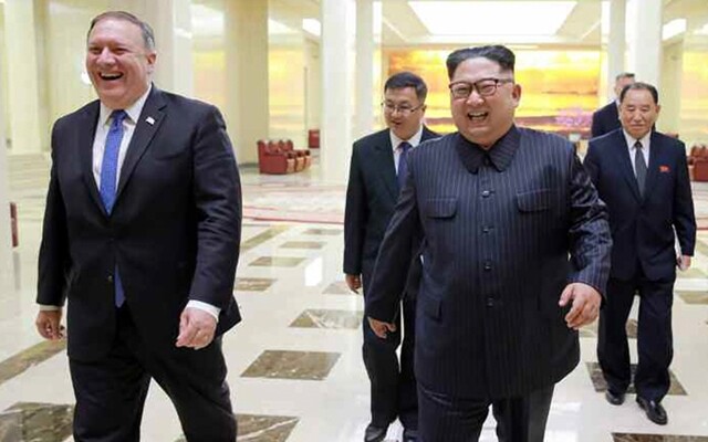 김정은 북한 국무위원장(왼쪽)이 지난 5월 초 방북한 마이크 폼페이오 미국 국무장관과 면담을 마친 뒤 함박웃음을 지으며 나란히 걷고 있다. 연합뉴스