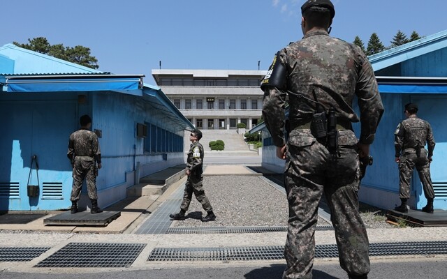 지난 5월9일 비무장지대 군사분계선에 위치한 판문점에서 공동경비구역(JSA) 경비대 대원들이 경계근무를 서고 있다.  김진수 기자