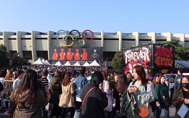 10월13일 H.O.T. 공연 시작을 4시간 앞둔 오후 3시. 팬들이 굿즈(상품)를 사려고 공연장 앞에 길게 줄을 섰다.