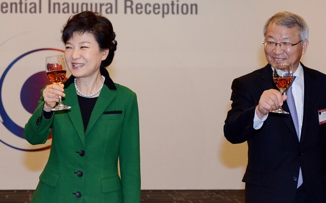 2013년 2월25일 당시 양승태 대법원장이 박근혜 대통령 취임 경축행사에서 건배하고 있다 류우종 기자