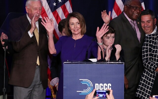 ‘견제와 균형이 복원됐다.’ 낸시 펠로시 미국 하원 민주당 원내대표가 11월6일 워싱턴에서 열린 선거 승리 축하 행사에서 지지자들에게 손을 들어 보이고 있다 연합뉴스