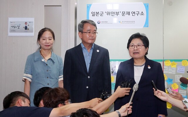 정현백 전 여성가족부 장관, 김창록 일본군 위안부 문제 연구소장, 변혜정 한국여성인권진흥원장이 지난 8월10일 서울 중구 한국여성인권진흥원에서 열린 ‘일본군 위안부 문제 연구소’ 개소식에서 인사말을 하고 있다 한겨레 김경호 선임기자