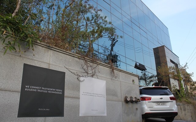 서울 강남역 근처 골목길에 있는 3층 건물을 임대한 논스 1호점.