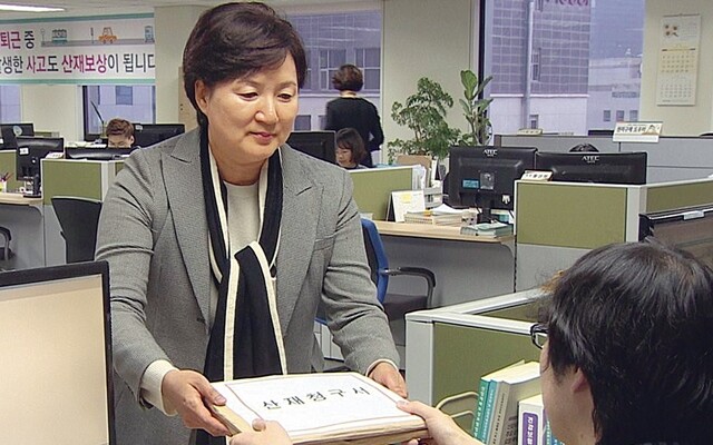 대학 동료 교수에게 성추행을 당하고 이 사실이 알려진 뒤 재임용에서 탈락한 남정숙 전 성균관대 교수. 남 전 교수는 11월8일 서울 중구 근로복지공단 서울지역본부에 산업재해 신청서를 냈다. 연합뉴스