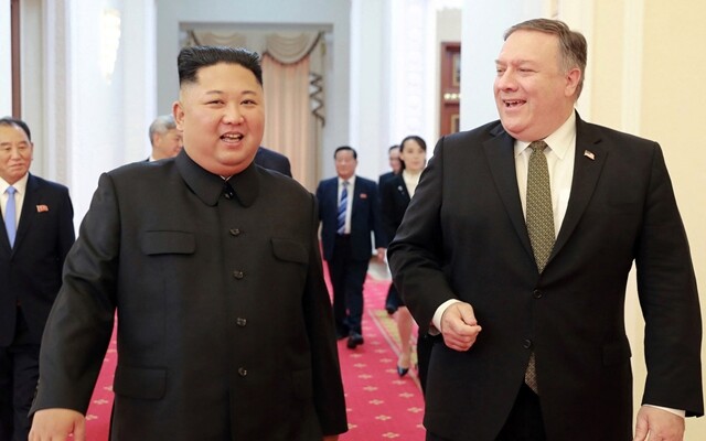 김정은 북한 국무위원장(왼쪽)이 지난 10월7일 평양을 방문한 마이크 폼페이오 미국 국무장관과 나란히 걸으며 환한 표정으로 얘기를 나누고 있다. AP 연합뉴스