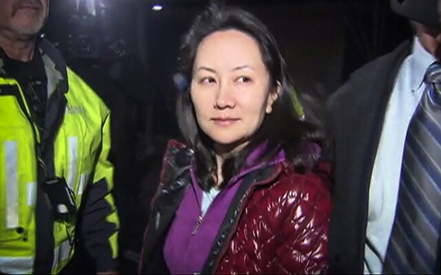 12월11일 캐나다 법원의 보석 결정으로 풀려난 화웨이 최고재무책임자 멍완저우가 법원 밖으로 나서고 있다. AFP 연합뉴스