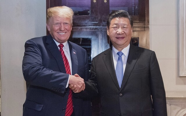 도널드 트럼프 미국 대통령(왼쪽)이 12월1일 아르헨티나에서 시진핑 중국 국가주석과 ‘무역전쟁 휴전’에 합의한 뒤 악수하고 있다. 신화 연합뉴스