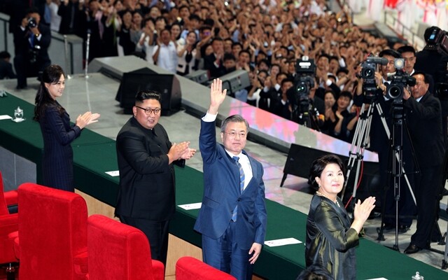 문재인 대통령(앞줄 오른쪽 두 번째)이 지난 9월19일 평양 능라도 5·1 경기장에서 남한 최고지도자로는 처음으로 북한 주민들 앞에서 연설한 뒤 손을 들어 보이고 있다. 평양사진공동취재단