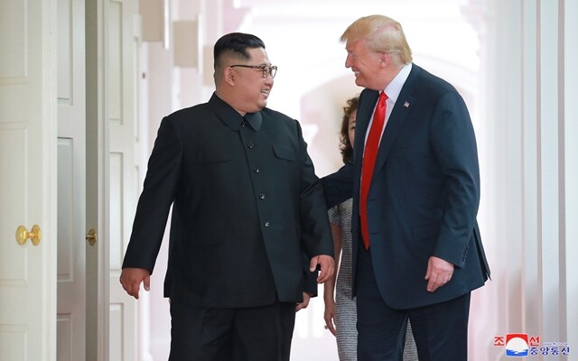 ‘북-미도 만났다’. 6월12일 싱가포르에서 열린 사상 첫 북-미 정상회담에서 김정은 북한 국무위원장(왼쪽)과 도널드 트럼프 미국 대통령이 웃으며 인사를 나누고 있다. 연합뉴스
