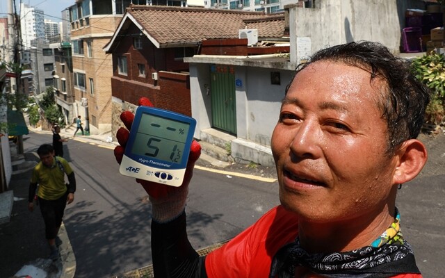 낮 최고기온이 39.6도를 기록한 8월1일, 서울 마포구 공덕동의 주택가에서 이삿짐을 나르던 한 노동자가 지열까지 보태져 51도를 넘긴 온도계를 들어 보였다. 류우종 기자