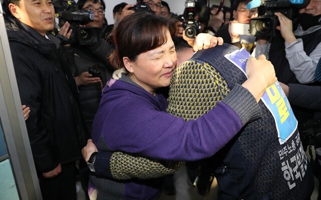 12월27일 여야가 국회에서 ‘위험의 외주화 금지법’ 처리에 타결한 뒤 고 김용균씨의 어머니 김미숙씨가 아들의 동료를 안아주고 있다. 한겨레 강창광 기자