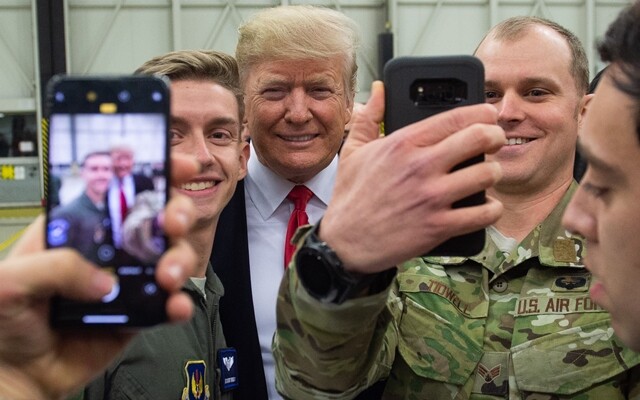취임 이후 처음으로 ‘분쟁 지역’인 이라크 안바르주 공군기지를 찾은 도널드 트럼프 미국 대통령이 12월26일 주둔 장병들과 기념사진을 찍고 있다. AFP 연합뉴스
