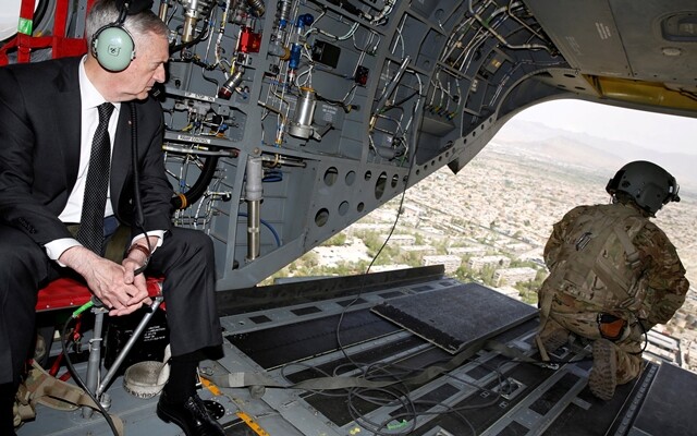 제임스 매티스 미국 국방장관이 2017년 4월24일 미군 수송용 헬리콥터를 타고 아프가니스탄 카불 상공에서 지상을 내려다보고 있다. REUTERS 연합뉴스