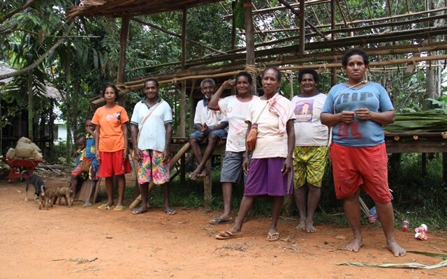 ‘우리 땅은 어디에?’ 인도네시아 파푸아주 메라우케 수부르 마을의 만도보족 전통 가옥 앞에서 만난 아우테 가족은 조상 대대로 살아온 땅을 잃은 사연을 전했다.