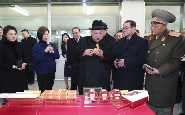 김정은 북한 국무위원장(가운데)이 1월9일 방중 마지막 일정으로 베이징의 제약회사 동인당을 방문해 의약품을 살피고 있다. 연합뉴스