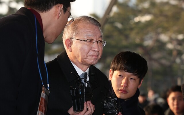 포토라인 폐지 논란 촉발한 양승태 전 대법원장. 한겨레 백소아 기자