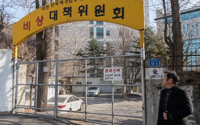 서울 신수동의 대한민국특수임무유공자회 비상대책위원회 사무실 모습. 박금구 대표(오른쪽)를 비롯해 다수의 회원들이 <한겨레21> 기자에게 고질적인 수익사업 비리를 고발하고 있다. 박승화 기자