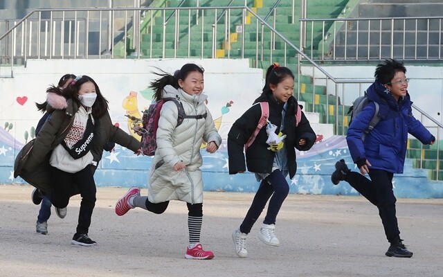 방학이 시작된 지난 1월21일 아이들이 달려나가고 있다. 한겨레