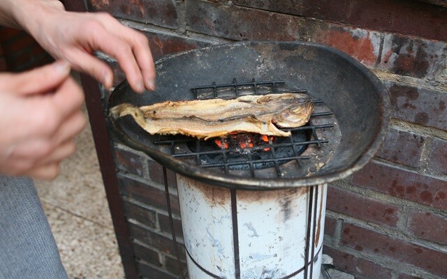 ‘을지 오비 베어’의 연탄불에서 굽는 노가리.