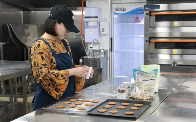 위쿡 사직지점 공유주방에서 엄수연 ‘수키’ 대표가 쿠키를 포장하고 있다. 류우종 기자
