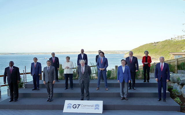 영국 콘월에서 열린 주요 7개국(G7) 정상회의에 참석한 문재인 대통령과 조 바이든 미국 대통령 등 참석자들이 기념촬영을 하고 있다. 청와대 제공