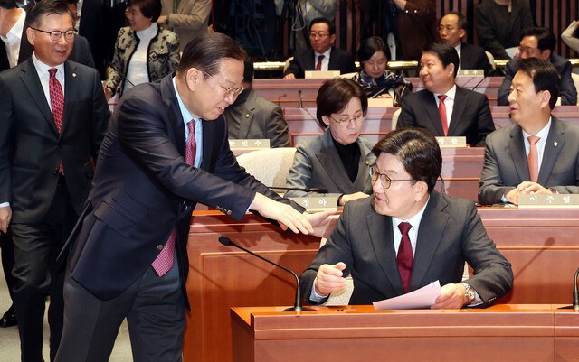 권영세 국민의힘 비상대책위원장이 2일 오전 서울 여의도 국회에서 열린 의원총회에서 권성동 원내대표와 악수하고 있다. 김경호 선임기자 jijae@hani.co.kr