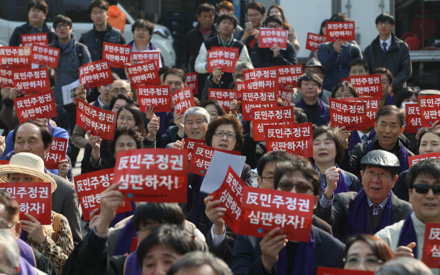 지난 3월21일 한국기독교장로회가 연 시국기도회. ‘저항투표’는 온전한 민주주의를 향한 갈망의 의지다. 한겨레 신소영 기자