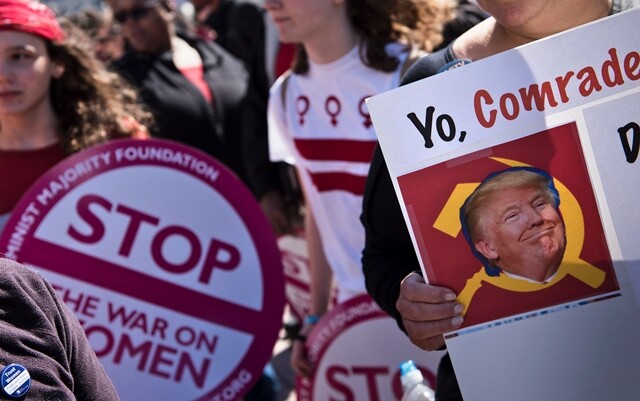 3월8일 미국 워싱턴에서 열린 ‘국제 여성의 날’ 집회에 참여한 여성들이 트럼프 반대 시위를 하고 있다. AFP 연합뉴스