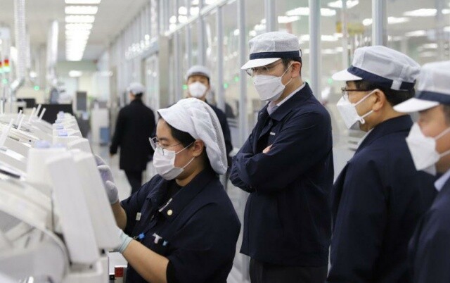 이재용 삼성전자 부회장(가운데)이 3월3일 경북 구미시에 있는 삼성전자 구미사업장을 방문해 생산현장을 둘러보고 있다. 연합뉴스
