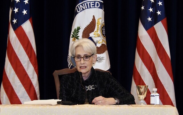 US Deputy Secretary of State Wendy Sherman holds a press conference after a trilateral meeting with counterparts from Japan and South Korea on Wednesday. A joint press conference with all three nations was originally planned, but due to a disagreement between Korea and Japan, Sherman held an individual press conference. (pool photo)