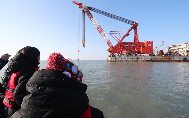 2017년 1월1일, 세월호 유가족들이 침몰 해역 인근에서 선체 인양 과정을 지켜보고 있다. 정용일 기자