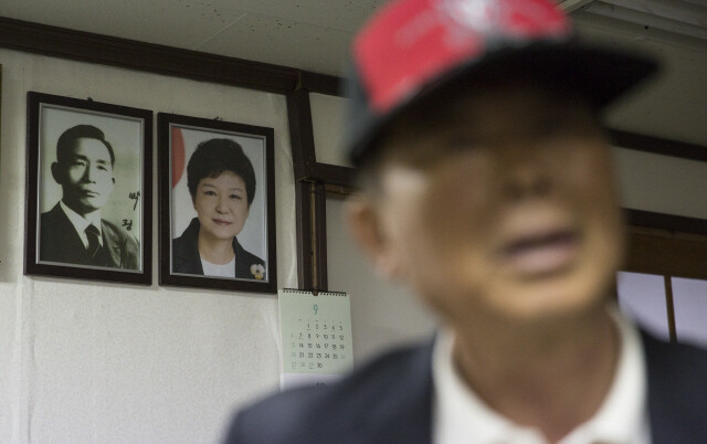 Portraits of former President Park Chung-hee (left