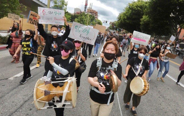 6월5일(현지시각) 미국 로스앤젤레스 도심에서 열린 인종주의 반대 시위에 한국 이민자 인권단체 ‘민족학교’ 회원들이 풍물을 앞세워 참여했다. 황상호 제공